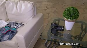 Amatőr striptíz magassarkúban hálóban kemény faszlovagláshoz