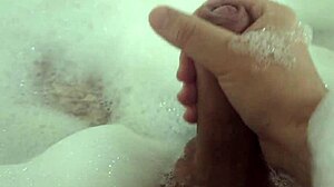 Она расслабляется в ванне, лаская себя соло