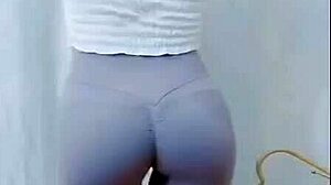 Vroča azijska punca 18+ pleše in razkazuje cameltoe