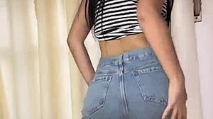 Dráždivý striptease v súkromnom dome mojej nevlastnej mamy