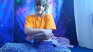 Chlpatá veľká klitoris a prírodné prsia v divokej zmiešanine