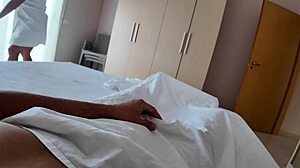 Nevlastný syn fantazíruje o nahotej nevlastnej mame v spálni