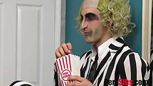 Hey, Beetlejuice üvey kız kardeşler am suyu sihriyle büyü yapıyor! 🧙‍♀️