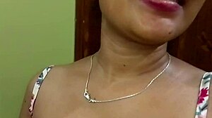 इंडियन कर्वी बेब, तुम घर पर सेल्फ-प्लेजर में हो?