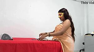 प्यारी मोटी 18 साल की स्टूडेंट सुबह की क्लास के लिए यूनिफॉर्म तैयार करती है