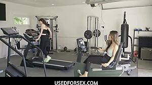 Mostohaapa fiatal 18+ legjobb barátnőket használ személyes szexbabákként