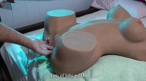 Amatör Gerçekçi Seks Bebeğini İç Çamaşırından Sikiyor