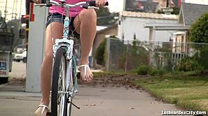 Cute Teen 18+ Lesbians Lick Pussy