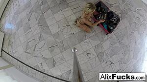 Gluurder vangt blonde Alix aan het aankleden op verborgen camera voor hardcore actie