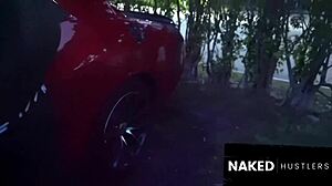 Latinska kurba sesa kurca in se jebe na javnem parkirišču