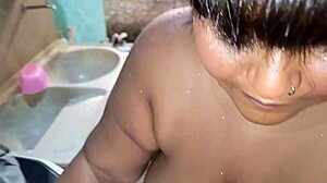 Latina madrasta bedekt met sperma door stiefzoon in achtertuin