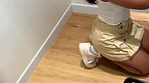 18-årig asiat suger i provhytt och sväljer