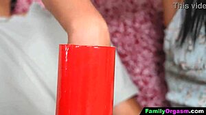 Перверзна мащеха зарязва мъжа си на дивана за перверзни забавления!