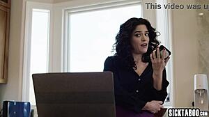 Victoria Voxxx dostává svou těsnou píču drsně vyfukanou