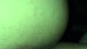 Мачеха сгибается на заднем сиденье в догги, не устоять перед жопой!