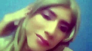 Realfemboi glänzt beim frechen Crossdressing Amateur-Fick