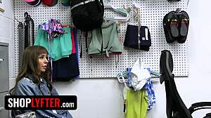 Stout meisje betrapt bij winkeldiefstal krijgt harde les van LP-beambte. Achterkamer striptease wordt wild met gescheurde kleren.