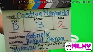 Novia latina tetona monta a cowgirl y chupa polla para asegurar el trabajo.