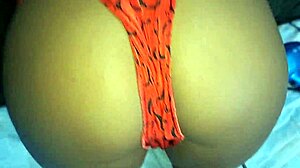 peguei a empregadinha sem camizeta na sala com calor ofereci grana ela me deu seu popo