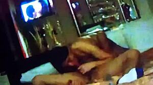 la ex esposa de un primo me da una mamada de verga y se come mis huevos en el motel