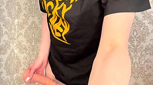 Fille webcam Vikusik22a se lève pour se masturber et sucer avec pure luxure