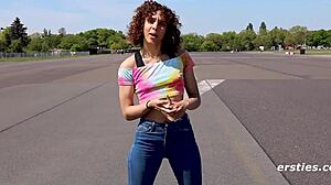 Ersties Juli z Berlína sa zmyselne masturbuje rukami a skleným dildom