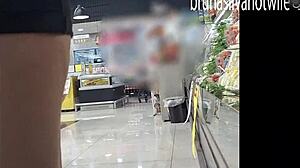 Filmezik a forró brazil szőkét a piacon - Lopakodó voyeur elkap minden mozdulatot