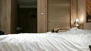 홍콩 아시안 여자가 그녀의 매력 보여줘