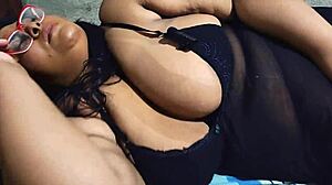 เฮ้ย พี่สาวนอนพักหลังปาร์ตี้โดนพี่ชายเย็ดด้วยน้ำเงี่ยนในปาก!