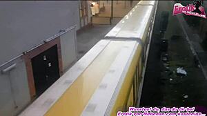 Deutsche Schlampe Pisst Öffentlich In Die Handtasche?