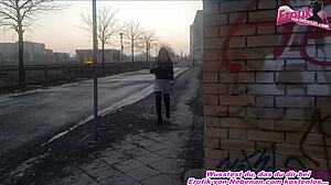 Deutsche Schlampe Pisst Öffentlich In Die Handtasche?