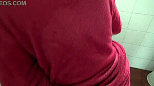 Bože, moje zvrácená nevlastní matka čurá přímo přede mnou! close-up velké prdele! 😳