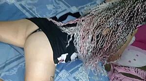 Padrastro visita a hijastra en habitación