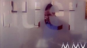 Erotikus kurvák kezelik a hatalmas farkakat vad interracial hardcore jelenetekben