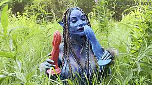 वाह, अवतार मोनिका फॉक्स नेचर में हार्ड डिल्डो ऐनल और चूत प्ले के साथ वाइल्ड हो जाती है! 🌳💦