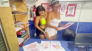 Bože, nemalo sa to stať... busty nevlastná mama a nevlastná dcéra skúša lesbické veci prvýkrát