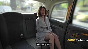 Francuska Czarna zdradza na tylnym siedzeniu taksówki w dzikiej publicznej misji