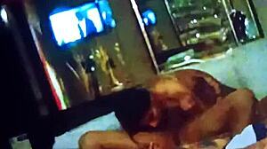 la ex esposa de un primo me da una mamada de verga y se come mis huevos en el motel