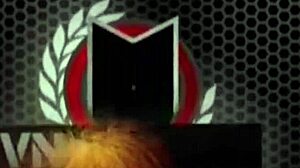 Oříznutá kundička brunetka Jelena Jensen dráždí hračkami v sólové softcore hře