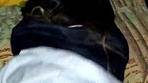 Colegiala cholita de la paz en uniforme escolar.