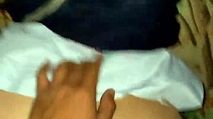 Colegiala cholita de la paz en uniforme escolar.