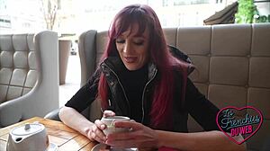 Luna chaude coquine raffole de queue!