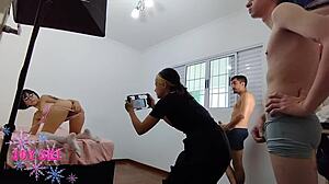 Virgen delgada Ela perforada por dos pollas enormes