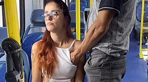 Αδύνατη κοκκινομάλλα φοιτήτρια αναβοσβήνει και ψαχουλεύεται στο δημόσιο λεωφορείο με τολμηρή φούστα