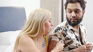 La descubre en lenceria y se masturban juntas