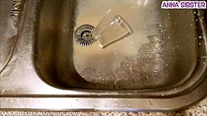 MJ ROZZLOBENY SPOLUBYDLICI SE PO MEM PTAKOVI ZMENIL V KUCHYNI