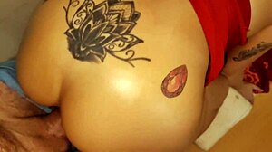 Milf com bunda apertada leva primeira creampie anal no sofá de casting