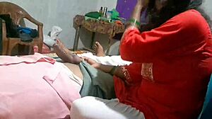 गर्लफ्रेंड वाइल्ड फॉरेस्ट सेशन में आउटडोर्स जोर से पाउंडेड होती है