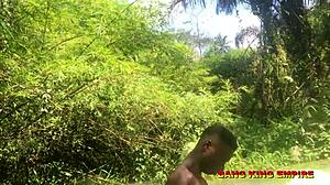 Nádherná ebony milfka ošukána obrovským černým čurákem