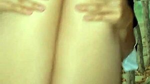 Colegiala cholita de la paz en uniforme escolar.